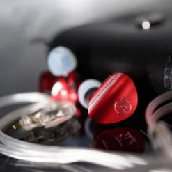7HZ - Sonus IEM -Audio Headphone Store Concept Kart 7HZ Sonus IEM Red 1 4